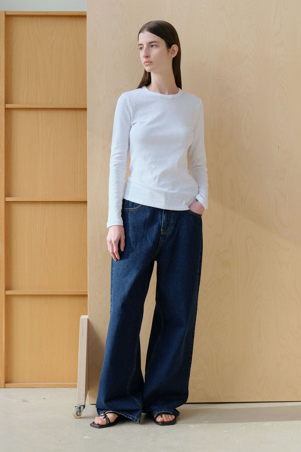 **슬라브 라운드 긴팔 (3컬러)**

부드러운 촉감의 슬라브 라운드 긴팔 티셔츠입니다. 면과 스판덱스 혼방 소재로 제작되어 신축성이 우수하며, 얇은 두께감으로 봄 시즌 이너웨어로 활용하기 좋습니다. 베이직하고 미니멀한 스타일로 다양한 룩에 매치하기 용이하며, 아이보리, 베이지, 블랙 세 가지 컬러로 만나보실 수 있습니다. 슬림핏 라운드넥 디자인에 슬라브 패턴이 더해져 은은한 포인트를 더합니다. 집콕룩, 출근룩 등 데일리 스타일을 연출해보세요.
