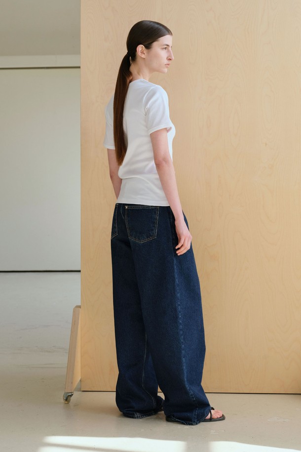 바인딩 반팔 (4컬러)는 데일리룩으로 활용하기 좋은 공용 티셔츠입니다. 화이트, 크림, 블랙, 밀란지그레이 4가지의 베이직한 컬러로 출시되어 다양한 스타일에 매치하기 용이합니다. 레귤러 핏의 라운드넥 디자인이며, 골지 패턴의 폴리에스테르 소재로 제작되어 단정하면서도 캐주얼한 느낌을 줍니다. 넓은 바인딩 테잎으로 마감된 넥 라인과 소매 끝이 특징이며, 단품 또는 이너웨어로 활용하기 좋습니다. 집콕룩, 산책룩 등 편안한 스타일을 즐길 때 추천합니다.
