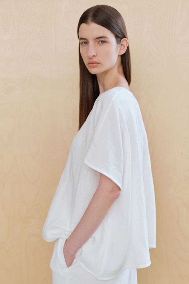 **링클 탑 (2컬러)**

부드러운 촉감의 링클 탑입니다. 라운드넥 디자인에 얇은 두께감으로 봄 시즌에 적합하며, 데일리 및 캐주얼 스타일로 활용하기 좋습니다. 루즈핏으로 편안함을 더하고, 반소매 기장과 드롭숄더 디테일이 특징입니다. 페미닌 무드를 연출하며, 블랙, 화이트 두 가지 컬러로 만나볼 수 있습니다. 뒷지퍼 여밈과 바인딩 마감으로 깔끔함을 더했으며, 매칭 팬츠 세트 연출도 가능합니다. 데이트룩, 카페룩, 모임룩 등 다양한 TPO에 미니멀, 클래식 스타일로 연출해보세요.
