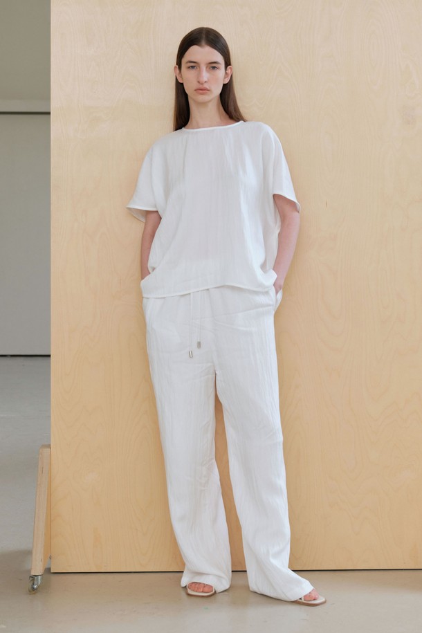 **링클 스트링 팬츠 (2컬러)**

부드러운 촉감의 링클 소재로 제작된 여성 링클 스트링 팬츠입니다. 와이드 핏과 릴랙스 핏으로 편안한 착용감을 선사하며, 허리에는 스트링 끈이 있어 사이즈 조절이 용이합니다. 봄, 여름, 가을 시즌에 활용하기 좋으며, 베이직, 캐주얼 스타일 연출에 적합합니다. 화이트와 블랙 두 가지 컬러로 출시되었으며, 화이트 컬러에는 안감이 있어 비침 걱정을 덜었습니다. 일상, 카페, 여행 등 다양한 TPO에 매치하기 좋은 아이템입니다.
