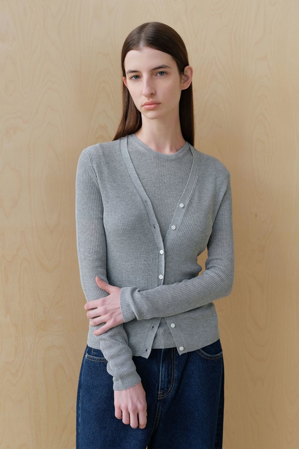 **골지 브이 가디건 (3컬러)**

부드러운 촉감의 비스코스, 나일론 혼방 소재로 제작된 여성용 골지 브이 가디건입니다. 얇은 두께감으로 봄 시즌에 가볍게 착용하기 좋으며, 슬림핏 디자인으로 여성스러운 실루엣을 연출합니다. 블랙, 레드, 그레이 3가지 컬러로 출시되어 데이트룩, 카페룩 등 다양한 TPO에 활용 가능합니다. 14게이지 싱글사 편직으로 제작되어 은은한 광택감을 자랑하며, 가볍고 휴대성이 좋아 실용적입니다. 미니멀, 클래식, 캐주얼 스타일을 모두 소화할 수 있는 베이직 아이템입니다.
