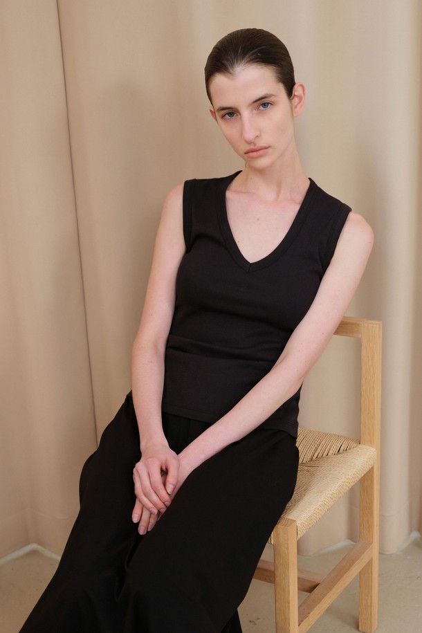 **베이직 V 슬리브리스 (3컬러)**는 부드러운 촉감의 면과 폴리에스테르 혼방 소재로 제작된 여성용 민소매 상의입니다. 얇은 두께감에 레귤러핏으로 편안하게 착용 가능하며, V넥 라인과 암홀 테이프 마감으로 깔끔한 마무리를 더했습니다. 데일리룩 또는 이너웨어로 활용하기 좋으며, 봄, 여름 시즌에 적합합니다. 미니멀, 캐주얼, 클래식 스타일을 연출할 수 있으며, 집콕룩이나 카페룩에도 잘 어울립니다. 화이트, 멜란지 그레이, 블랙 세 가지 컬러로 출시되었으며, 화이트 컬러는 비침이 있을 수 있습니다.
