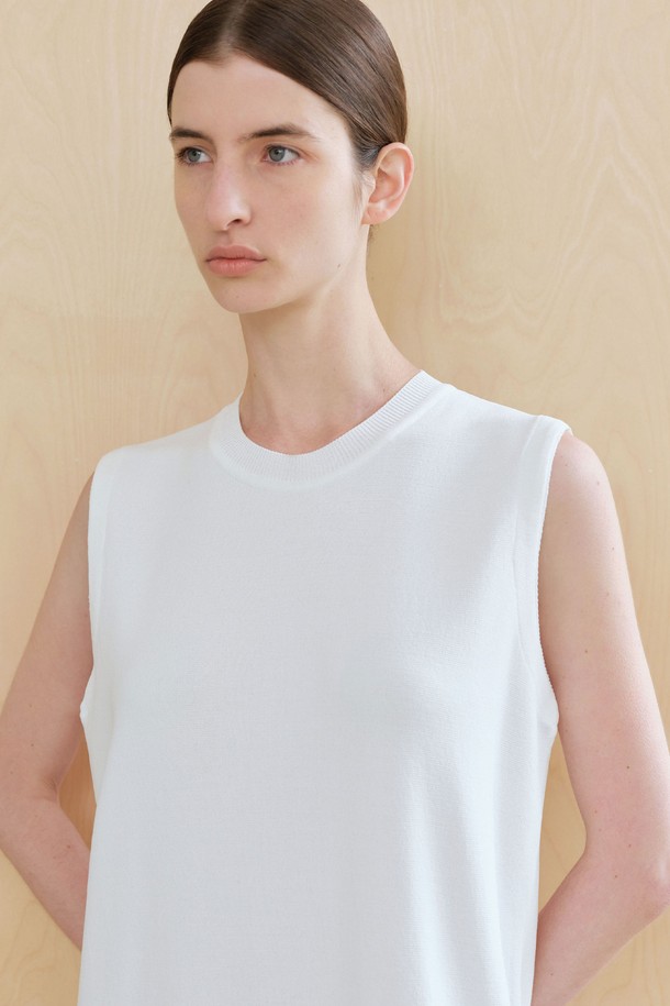 RN 베스트 원피스 (2컬러)는 미니멀하고 베이직한 스타일의 여성용 원피스입니다. 아이보리, 블랙 두 가지 색상으로 출시되었으며, 봄과 여름에 적합한 얇은 두께감의 레이온, 폴리에스테르 혼방 소재입니다. 라운드넥에 민소매 디자인으로, 부드러운 촉감과 스트레이트 핏이 특징입니다. 백 센터 턱과 슬릿 디테일이 있으며, 깔끔한 드레이핑으로 단독 또는 레이어드 스타일링이 가능합니다. 데이트룩, 카페룩에 잘 어울리며, 14게이지 하프 카디건 조직으로 제작되었습니다.
