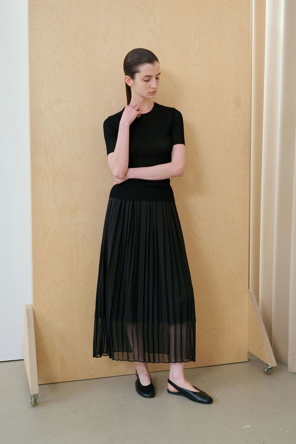 세련된 블랙 컬러의 플리츠 스커트입니다. 레이온, 나일론, 폴리에스테르 혼방 소재로 제작되어 부드러운 촉감을 선사합니다. 얇은 두께감과 언밸런스 플리츠 디자인, 밑단 시스루 디테일이 우아하면서도 시크한 무드를 연출합니다. 레귤러 핏의 맥시스커트로, 데이트룩, 모임룩, 카페룩 등 다양한 TPO에 활용하기 좋습니다. 안감은 없으며, 신축성은 없습니다.
