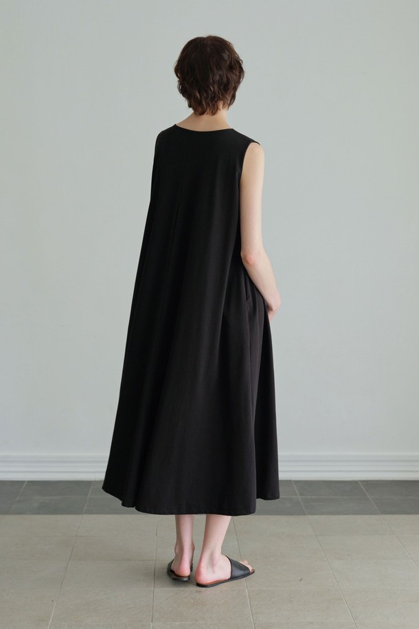 세련된 보트넥 디자인과 플레어 실루엣이 돋보이는 롱 원피스입니다. 멜란지 그레이와 블랙 두 가지 색상으로 출시되어, 취향에 따라 선택 가능합니다. 부드러운 면과 폴리에스테르 혼방 소재로 제작되어 편안한 착용감을 선사합니다. 가슴 아래로 자연스럽게 퍼지는 플레어 라인이 여성스러운 분위기를 연출하며, 롱 기장으로 우아함을 더합니다. 데이트룩, 카페룩, 모임룩 등 다양한 TPO에 미니멀하고 클래식한 스타일로 활용하기 좋습니다.
