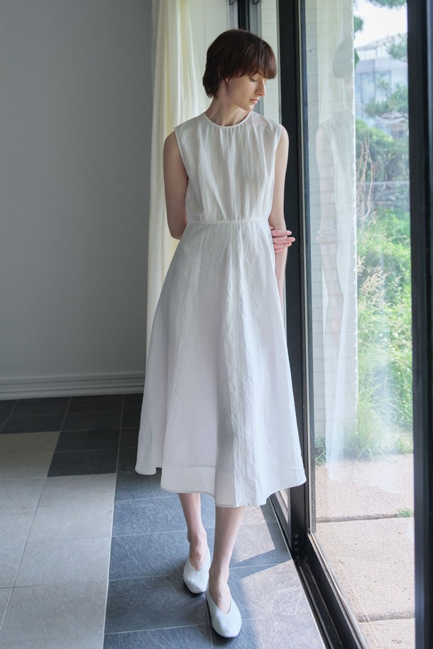 화사한 화이트 컬러의 레이어 원피스입니다. 부드러운 린넨, 레이온, 폴리에스테르 혼방 소재로 제작되어 봄, 여름 시즌에 시원하게 착용할 수 있습니다. 슬림핏 플레어 디자인에 민소매, 라운드넥으로 우아하고 페미닌한 분위기를 연출합니다. 이너 라이닝과 백 지퍼, 바인딩 마감, 스티치 디테일이 더해져 높은 완성도를 자랑하며, 맥시 기장으로 다양한 스타일을 소화할 수 있습니다. 데이트룩, 카페룩, 여행룩, 또는 클래식, 미니멀, 로맨틱 스타일을 즐기는 여성분들께 추천합니다.
