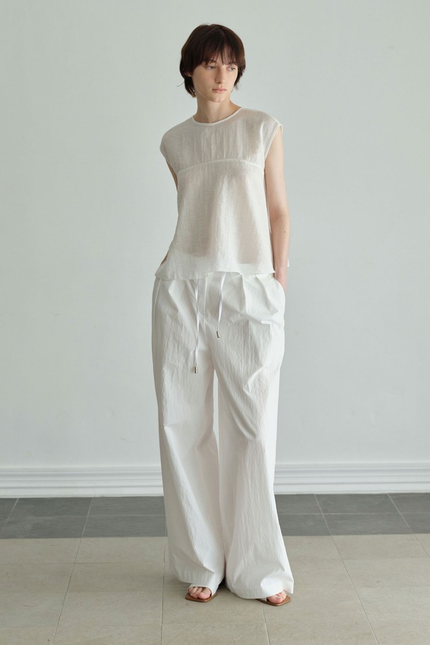 미니멀하고 베이직한 스타일의 '크리스피 밴딩 팬츠'는 편안한 착용감과 세련된 디자인을 동시에 갖춘 여성 밴딩 팬츠입니다. 부드럽고 가벼운 면과 나일론 혼방 소재로 제작되어 사계절 내내 활용 가능하며, 와이드 핏과 루즈핏으로 편안함을 더했습니다. 허리 밴딩과 스트링으로 허리 라인을 잡아주며, 투 플리츠 디테일이 특징입니다. 블랙, 화이트 두 가지 컬러로 출시되어 데일리룩, 동네 마실룩, 카페룩 등 다양한 TPO에 맞춰 스타일링할 수 있으며, 세트 스타일링도 가능합니다.
