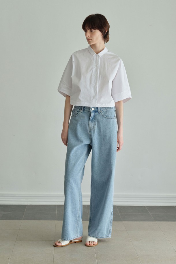 세련된 무드의 여성 메이드 셔츠입니다. 화이트 컬러의 레귤러 핏으로, 봄, 여름 시즌에 시원하게 착용할 수 있습니다. 면과 스판덱스 혼방 소재로 제작되어 편안한 착용감을 선사하며, 얇은 두께감으로 가볍게 즐기기 좋습니다. 미니멀한 스타일의 무지 디자인에 스몰 칼라가 더해져 깔끔한 인상을 줍니다. 백 플리츠, 백 다트, 입체 패턴과 와이드 밑단 디테일이 돋보이며, 재킷이나 슈트와 함께 매치하여 출근룩, 오피스룩, 비즈니스 캐주얼 스타일을 연출할 수 있습니다.
