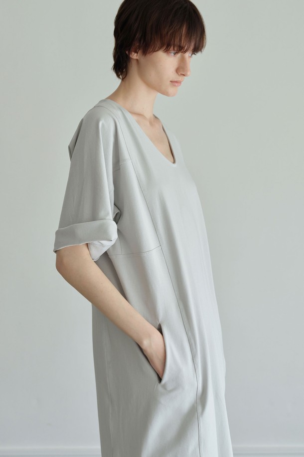 "딥브이" 원피스는 여성 의류로, 부드러운 면과 스판덱스 혼방 소재로 제작되어 편안한 착용감을 선사합니다. 깊은 브이넥 디자인에 라글란 소매와 트리플 스티치 디테일이 더해져 미니멀하면서도 세련된 느낌을 줍니다. 박스핏과 루즈핏 실루엣으로 편안하게 연출 가능하며, 데일리 및 일상, 집콕룩과 산책룩에 적합합니다. 라이트 소라, 멜란지 그레이, 블랙의 3가지 컬러로 출시되었으며, 봄, 여름, 가을 시즌에 활용하기 좋습니다. 베이직, 미니멀, 캐주얼, 클래식 스타일을 즐기는 분들께 추천합니다.
