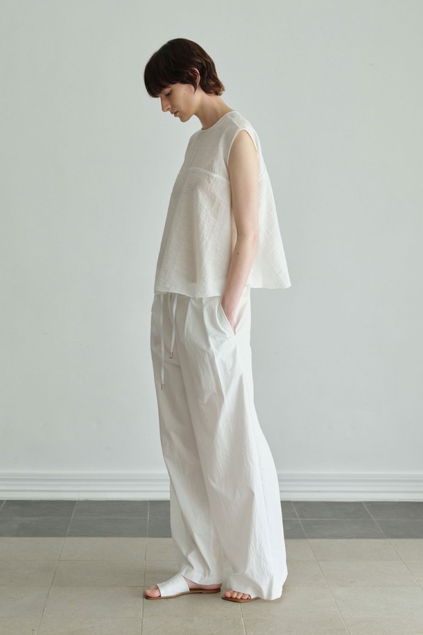 포엘 블라우스는 아이보리, 블랙 두 가지 색상으로 만나볼 수 있는 여성 블라우스입니다. 봄, 여름 시즌에 어울리는 얇은 두께감의 레이온, 나일론, 린넨 혼방 소재로 제작되어 부드러운 촉감을 선사합니다. 라운드넥에 반소매 기장, 플레어 핏으로 페미닌한 무드를 연출하며, 시스루 실루엣과 가슴 아래 플레어 디자인, 뒷면 중앙 커버드 버튼, 밑단 자수 디테일로 포인트를 더했습니다. 데이트룩, 카페룩, 모임룩 등 다양한 TPO에 클래식, 미니멀, 로맨틱 스타일로 활용하기 좋습니다.
