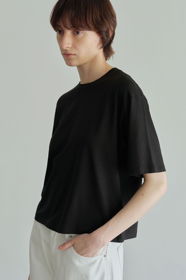 **텐셀 크롭티 (3컬러)**

부드러운 텐셀 소재와 스판덱스의 조화로 편안한 착용감을 선사하는 여성용 크롭 티셔츠입니다. 아이보리, 애쉬베이지, 블랙 3가지 컬러로 출시되어, 다양한 스타일 연출이 가능합니다. 세미 박시 핏과 라운드넥 디자인으로 모던하고 베이직한 무드를 더하며, 자연스러운 드레이프성이 특징입니다. 반소매 기장으로 봄, 여름 시즌에 활용하기 좋으며, 백센터 히든지퍼 디테일로 포인트를 주었습니다. 데이트룩, 카페룩 등 다양한 TPO에 미니멀, 클래식, 캐주얼 스타일로 연출해보세요.
