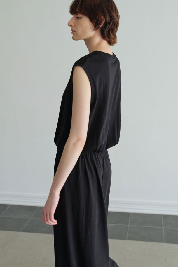 **데일리 원피스 (2컬러)**

부드러운 모달 소재로 제작되어 실크 같은 광택감이 돋보이는 데일리 원피스입니다. 차분하고 미니멀한 무드의 베이직 스타일로, 라운드넥과 민소매 디자인이 시원함을 더합니다. 허리 밴딩 디테일이 허리 라인을 잡아주어 A라인으로 자연스럽게 퍼지는 치마핏을 연출합니다. 비침 걱정 없이 편안하게 착용 가능하며, 블랙과 베이지 두 가지 컬러로 만나보세요. 동네 마실룩, 카페룩, 여름 바캉스룩 등 다양한 TPO에 활용할 수 있습니다.
