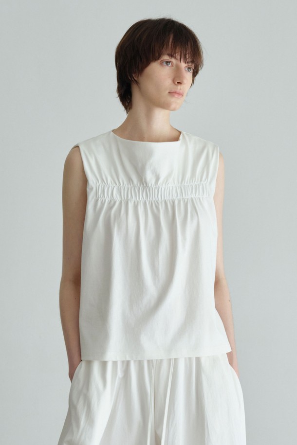 요크 밴딩 슬리브리스 (2컬러)는 우아하고 페미닌한 스타일을 연출하는 여성용 슬리브리스입니다. 아이보리와 딥블루 두 가지 색상으로 제공되며, 일상에서 데이트룩, 카페룩, 휴가룩 등 다양한 TPO에 맞춰 활용할 수 있습니다. 보트넥 디자인에 레귤러 핏으로, 클래식, 미니멀, 로맨틱 스타일을 즐기는 분들께 추천합니다. 면과 폴리에스테르 혼방의 두꺼운 다이마루 원단을 사용하여 시원한 촉감을 선사하며, 이중 레이어드 넥라인과 암홀 바인딩 마감, 넥라인 패딩 처리로 고급스러움을 더했습니다. 무지 디자인으로 어떤 하의와도 쉽게 매치하여 세련된 룩을 완성할 수 있습니다.
