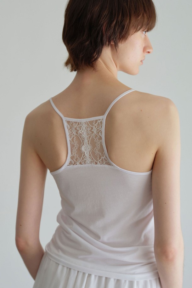 레이스 슬리브리스 (3컬러)는 여성용 슬리브리스로, 여름에 시원하게 착용하기 좋은 아이템입니다. 화이트, 멜란지그레이, 블랙 세 가지 컬러로 출시되어 다양한 스타일 연출이 가능합니다. 데일리룩 또는 레이어드하여 스타일리시하게 연출할 수 있으며, 캐미솔 스타일의 스퀘어넥 디자인에 레이스 디테일과 스트랩 타입으로 여성스러움을 더했습니다. 얇고 부드러운 면, 스판덱스, 나일론 혼방 소재로 제작되어 편안한 착용감을 선사하며, 데이트룩, 휴가룩, 여름 바캉스룩 등 다양한 TPO에 매치하기 좋습니다. 미니멀, 로맨틱, 클래식 스타일을 즐겨 입는 분들께 추천합니다.
