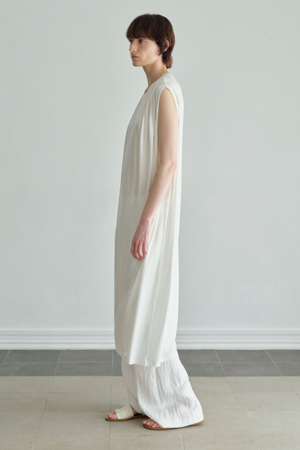 **터크 숄더 원피스 (2컬러)**

부드러운 텍셀과 스판 소재로 제작되어 은은한 광택이 감도는 터크 숄더 원피스입니다. 드롭 숄더 디자인과 양쪽 어깨의 맞주름 디테일이 우아하고 페미닌한 무드를 연출합니다. 얇고 가벼운 두께감으로 봄, 여름 시즌에 시원하게 착용할 수 있으며, 자연스러운 드레이프성과 루즈핏으로 편안함을 더했습니다. 라운드넥 민소매 디자인으로 데이트룩, 카페룩, 모임룩 등 다양한 TPO에 맞춰 클래식, 미니멀, 로맨틱 스타일을 완성해보세요. 블랙, 화이트 2가지 컬러로 출시되었습니다.
