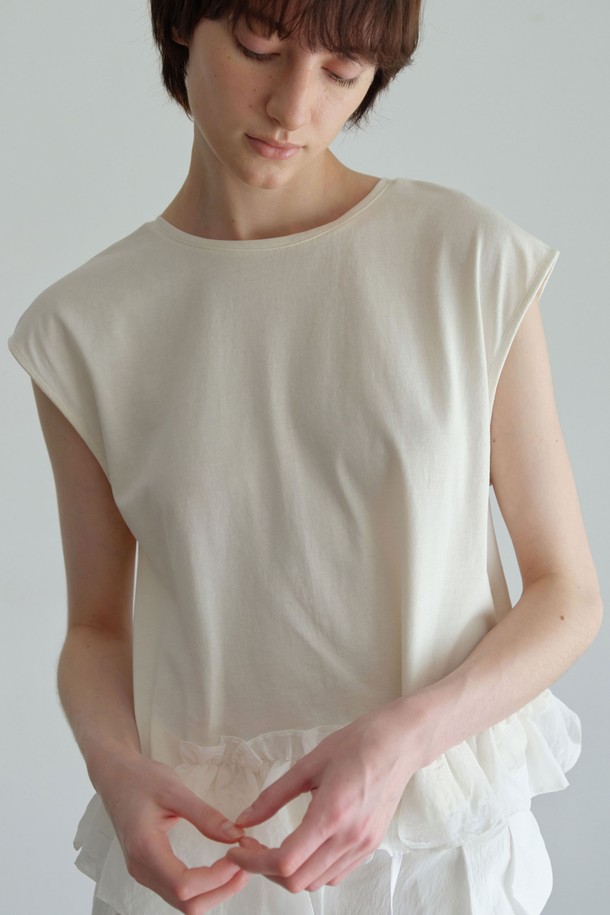 RV 프릴티 (3컬러)는 페미닌한 무드를 연출하는 여성 민소매 티셔츠입니다. 부드러운 면, 레이온, 나일론 혼방 소재로 제작되어 얇고 시원하며, 세미 박시핏으로 편안하게 착용 가능합니다. 라운드넥과 브이넥 디자인으로, 셔링 및 프릴 디테일이 돋보이며 드롭숄더 스타일로 여성스러운 실루엣을 선사합니다. 색상은 블랙, 라이트소라, 크림 3가지로 출시되었으며, 크림 컬러는 비침이 있을 수 있습니다. 데이트룩, 카페룩, 쇼핑룩 등 다양한 TPO에 로맨틱, 미니멀, 클래식 스타일로 연출하기 좋습니다.
