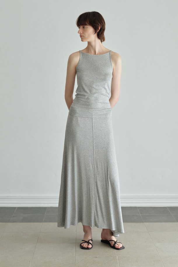 **골지 슬리브리스 (3컬러)**는 부드러운 레이온과 스판덱스 혼방 소재로 제작되어 편안한 착용감을 선사합니다. 베이직하고 미니멀한 디자인으로, 데이트룩이나 카페룩 등 다양한 TPO에 활용하기 좋습니다. 슬림핏 라운드넥 민소매 디자인이며, 얇은 두께감으로 봄, 여름 시즌에 시원하게 즐길 수 있습니다. 바인딩 디테일과 레이어드 착용이 가능하며, 이너웨어로도 활용도가 높아 활용성 또한 뛰어납니다. 화이트, 멜란지그레이, 블랙 3가지 컬러로 구성되어 다양한 스타일 연출이 가능합니다.
