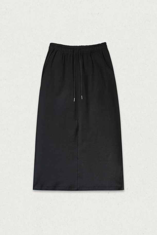 아이보리와 베이지 색상으로 출시된 더블 스티치 밴딩 스커트입니다. 부드러운 면 소재로 제작되어 편안한 착용감을 선사하며, 봄, 가을 계절에 적합합니다. 허리 밴딩 디테일과 더블 스티치 디자인으로 미니멀하고 베이직한 스타일을 연출합니다. H라인 핏과 레귤러핏으로 제작되어 출근룩, 데이트룩 등 다양한 TPO에 활용 가능합니다. 미니멀, 클래식, 캐주얼 스타일을 즐겨 입는 여성분들께 추천합니다.
