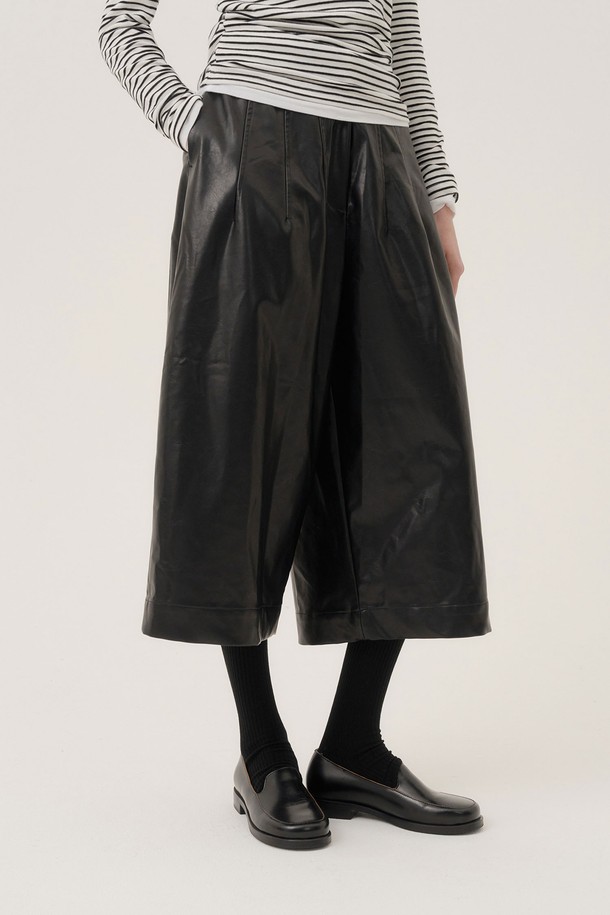 세련된 스타일을 연출해 줄 페이크 레더 큐롯 팬츠입니다. 부드러운 페이크 레더 소재로 제작되어 시크한 무드를 자아내며, 봄, 가을 시즌에 적합합니다. 허리 밴딩 처리로 편안한 착용감을 선사하며, A라인 숏 기장과 와이드한 실루엣으로 다리가 길어 보이는 효과를 줍니다. 미니멀하고 베이직한 디자인으로 다양한 상의와 매치하여 스타일리시한 룩을 완성해보세요. 블랙 컬러로 어떤 옷에도 믹스 매치하기 용이합니다.
