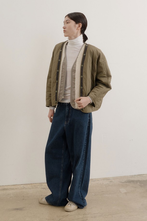 오펜 시어링 점퍼 퀼팅 재킷 세트는 여성 고객을 위한 미니멀하고 베이직한 스타일의 아우터입니다. 가을과 겨울에 따뜻하게 착용할 수 있도록 두꺼운 두께감과 부드러운 촉감의 폴리에스테르, 울, 나일론 혼방 소재로 제작되었습니다. 크림 카키, 딥 카키 두 가지 색상으로 출시되었으며, 퀼팅 디테일과 시어링 디테일을 더해 포근한 느낌을 줍니다. 집업 방식으로 간편하게 여밀 수 있으며, 레귤러핏으로 편안한 착용감을 선사합니다. 출근룩과 모임룩, 캐주얼한 스타일까지 폭넓게 활용할 수 있는 리버시블 타입의 세트 구성(베스트 + 재킷)입니다.
