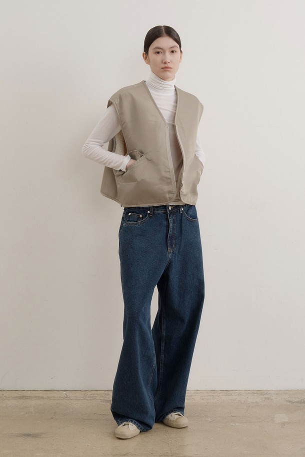 오펜 리버시블 시어링 베스트 점퍼는 여성용 아우터로, 크림과 카키 두 가지 색상으로 출시되었습니다. 부드러운 촉감의 폴리에스테르와 울 혼방 소재에 시어링 안감, 두꺼운 두께감으로 뛰어난 보온성을 제공하며 겨울철에도 따뜻하게 착용할 수 있습니다. 겉면과 안감이 다른 리버시블 디자인으로, 하나의 제품으로 다양한 스타일을 연출할 수 있습니다. 민소매 크롭 기장으로 활동성을 높였으며, 캐주얼, 미니멀, 클래식 스타일을 모두 소화 가능하여 출근룩으로도 활용하기 좋습니다. 집업 여밈 방식으로 간편하게 착용할 수 있습니다.
