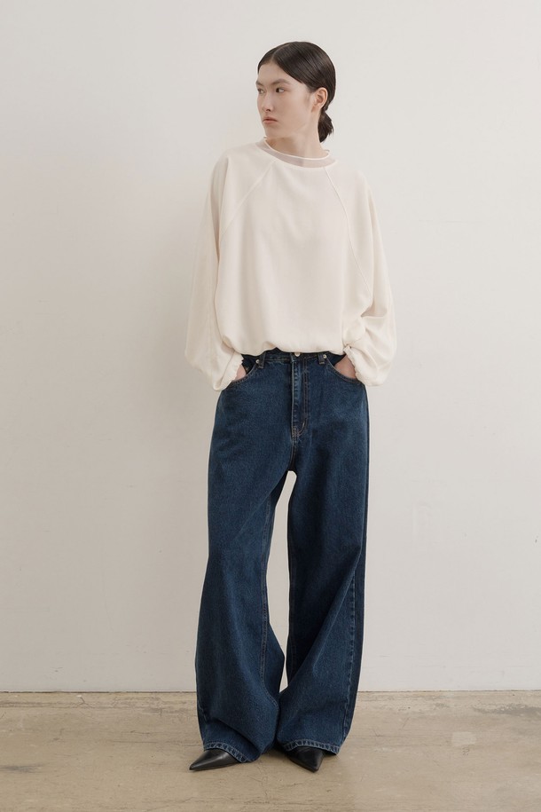 부드러운 촉감이 돋보이는 실키 시어넥 스트링 스웻셔츠입니다. 베이직한 디자인으로 다양한 스타일 연출이 용이하며, 간절기에 활용하기 좋은 아이템입니다. 하프넥 디자인과 긴소매로 세련된 분위기를 더합니다. 레귤러핏으로 편안한 착용감을 선사하며, 스트링 디테일로 포인트를 더했습니다. 봄, 가을 시즌 일상복으로 활용하기 좋은 여성 스웻셔츠입니다.
