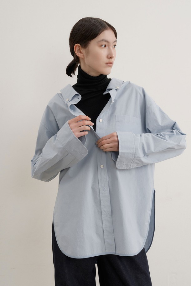 미니멀하고 베이직한 스타일의 여성용 "포그 드롭 카라 셔츠"입니다. 스카이블루 컬러의 부드러운 면 소재로 제작되어 봄, 가을에 착용하기 좋습니다. 오버핏 디자인과 드롭 숄더, 포켓 디테일이 편안하고 캐주얼한 무드를 더합니다. 출근룩, 데이트룩 등 다양한 TPO에 활용 가능하며, 미니멀, 클래식, 캐주얼 스타일을 모두 소화할 수 있습니다. 얇은 두께감으로 간절기 레이어드룩에도 적합합니다.
