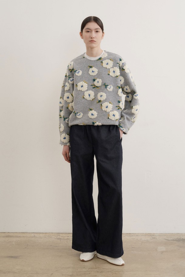 (12/8 예약배송) 르벤 플라워 풀오버는 여성스러운 플라워 패턴이 돋보이는 니트/스웨터입니다. 부드러운 촉감의 두꺼운 니트 소재로 제작되어 가을, 겨울철 따뜻하게 착용할 수 있습니다. 라운드넥과 긴 소매, 레귤러핏으로 디자인되어 캐주얼하고 베이직한 스타일을 연출합니다. 데이트룩, 모임룩 등 다양한 TPO에 활용 가능하며, 캐주얼, 클래식, 미니멀 스타일을 즐기는 분들께 추천합니다. 그레이, 화이트 두 가지 컬러로 만나보세요.
