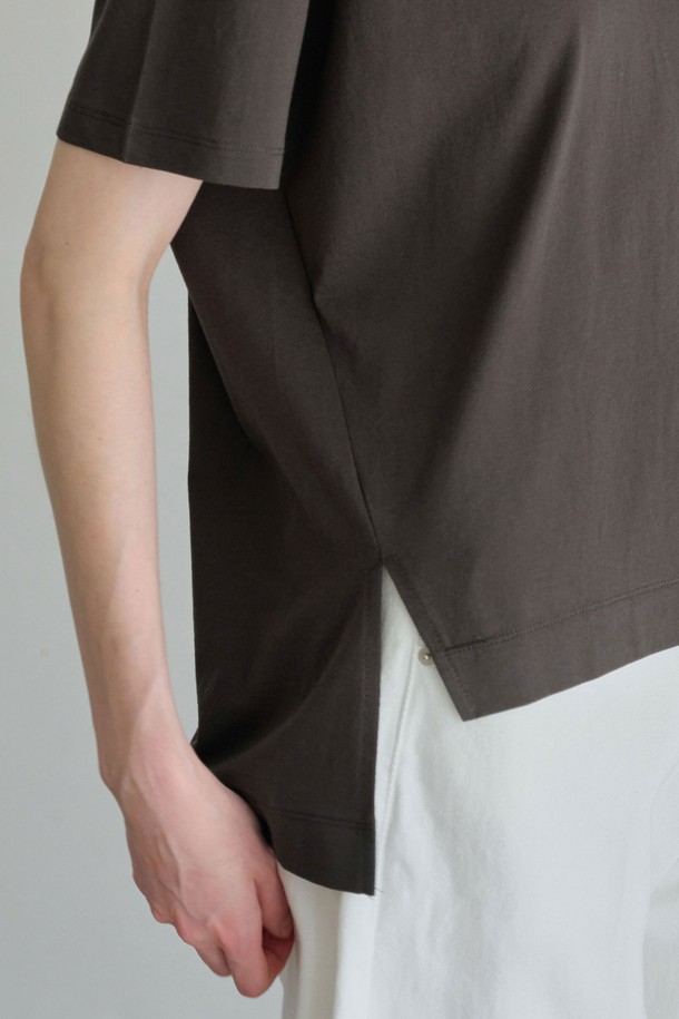 부드러운 면 소재로 제작되어 편안한 착용감을 선사하는, 뉴 에브리 티셔츠 (4컬러)입니다. 베이직하고 미니멀한 디자인으로, 아이보리, 카키 그레이, 베이지, 차콜 4가지 다채로운 색상으로 만나보실 수 있습니다. 박스핏과 라운드넥 디자인으로 편안한 핏을 제공하며, 대각선 절개 디테일, 사이드 슬릿, 앞뒤 니트 스티치 디테일이 더해져 밋밋함을 덜었습니다. 데일리룩, 동네 마실룩, 카페룩 등 어떤 스타일에도 잘 어울려 활용도가 높습니다. 사계절 내내 부담 없이 즐겨 입을 수 있는 기본 아이템입니다.
