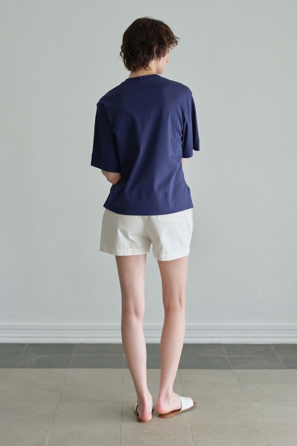 **스탠다드 라운드 반팔 (4컬러)**는 부드러운 촉감의 면, 린넨, 텐셀 혼방 소재로 제작되어 여름철 시원하게 착용할 수 있는 반소매 티셔츠입니다. 라운드넥에 세미 박시핏으로 편안한 착용감을 선사하며, 옆트임 디테일이 특징입니다. 베이직하고 모던한 스타일로, 일상에서 캐주얼, 미니멀, 클래식한 스타일을 연출하기 좋습니다. 아이보리, 베이지, 퍼플 네이비, 블랙 4가지 컬러로 출시되어 다양한 TPO에 맞춰 활용할 수 있습니다. 동네 마실룩이나 카페룩에 잘 어울리는 심플한 디자인의 기본 티셔츠입니다.
