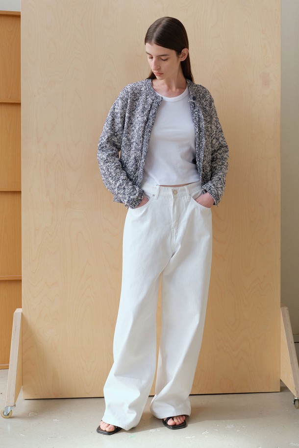 크롭 베이직 R 슬리브리스 (3컬러)는 데일리, 이너웨어, 레이어드로 활용하기 좋은 여성 슬리브리스입니다. 미니멀하고 베이직한 스타일로, 봄, 여름 시즌에 적합하며 집콕룩, 여행룩 연출에 용이합니다. 라운드넥에 민소매 디자인이며, 폴리에스테르와 면 혼방 소재로 제작되어 탄탄한 촉감을 선사합니다. 넥라인과 암홀은 와이드 테이프 바인딩 처리되어 있으며, 화이트 컬러는 비침이 있을 수 있습니다. 신축성이 좋아 편안한 착용감을 제공합니다.
