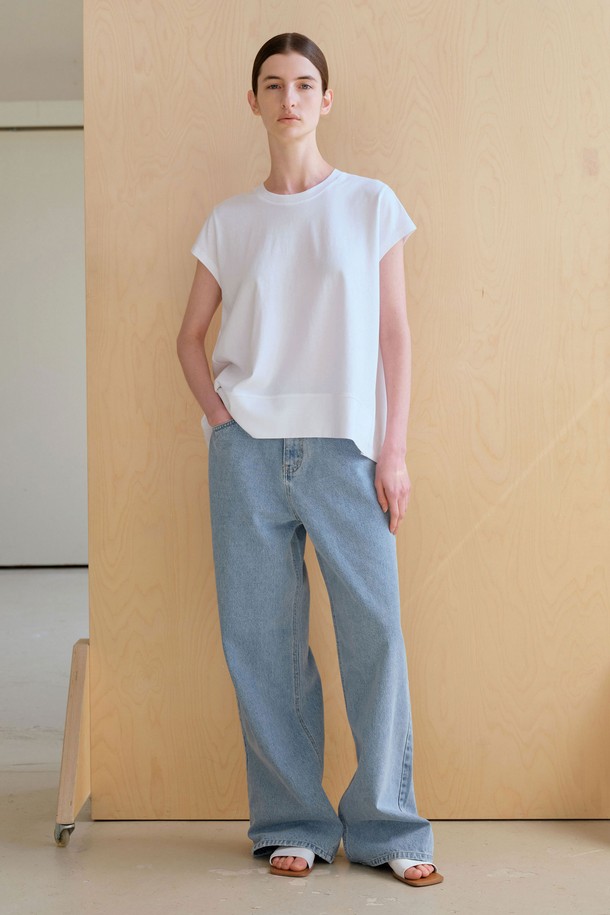 RV 숏 슬리브 (3컬러)는 여성스러운 무드와 미니멀한 스타일을 연출하는 반소매 티셔츠입니다. 부드러운 모달과 면 혼방 소재로 제작되어 얇고 편안한 착용감을 선사하며, 봄, 여름 시즌에 적합합니다. 라운드넥과 브이넥으로 연출 가능한 앞뒤 다른 디자인에 뒷판 와이드 드레이핑과 앞판 밑단 와이드 원단 디테일이 돋보입니다. 색상은 화이트, 소프트 스카이, 네이비 3가지이며, 데이트룩, 카페룩 등 다양한 TPO에 활용 가능합니다. 박스핏과 에이라인 핏으로 체형에 구애 없이 편안하게 즐길 수 있으며, 신축성은 중간 정도로 활동성을 더했습니다.
