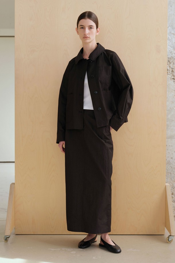 크리스피 셋업 스커트는 여성용 맥시스커트로, 미니멀하고 베이직한 스타일을 연출합니다. 봄, 여름, 가을 계절에 어울리며, 나일론과 면 혼방의 뻣뻣한 촉감이 특징입니다. H라인 핏으로 디자인되었으며, 카키와 블랙 두 가지 색상으로 만나볼 수 있습니다. 허리 백밴딩, 사이드 포켓, 벨트루프, 더블니들 스티치 디테일로 실용성과 디자인을 모두 갖춘 아이템입니다.
