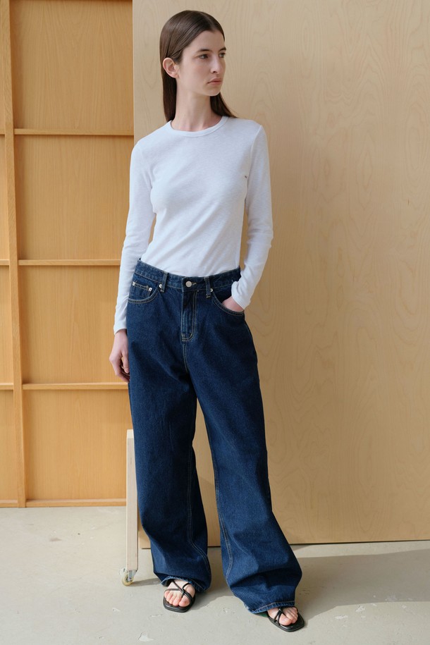 **슬라브 라운드 긴팔 (3컬러)**

부드러운 촉감의 슬라브 라운드 긴팔 티셔츠입니다. 면과 스판덱스 혼방 소재로 제작되어 신축성이 우수하며, 얇은 두께감으로 봄 시즌 이너웨어로 활용하기 좋습니다. 베이직하고 미니멀한 스타일로 다양한 룩에 매치하기 용이하며, 아이보리, 베이지, 블랙 세 가지 컬러로 만나보실 수 있습니다. 슬림핏 라운드넥 디자인에 슬라브 패턴이 더해져 은은한 포인트를 더합니다. 집콕룩, 출근룩 등 데일리 스타일을 연출해보세요.
