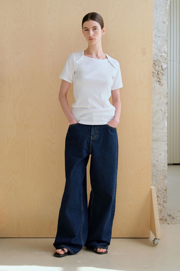 바인딩 반팔 (4컬러)는 데일리룩으로 활용하기 좋은 공용 티셔츠입니다. 화이트, 크림, 블랙, 밀란지그레이 4가지의 베이직한 컬러로 출시되어 다양한 스타일에 매치하기 용이합니다. 레귤러 핏의 라운드넥 디자인이며, 골지 패턴의 폴리에스테르 소재로 제작되어 단정하면서도 캐주얼한 느낌을 줍니다. 넓은 바인딩 테잎으로 마감된 넥 라인과 소매 끝이 특징이며, 단품 또는 이너웨어로 활용하기 좋습니다. 집콕룩, 산책룩 등 편안한 스타일을 즐길 때 추천합니다.
