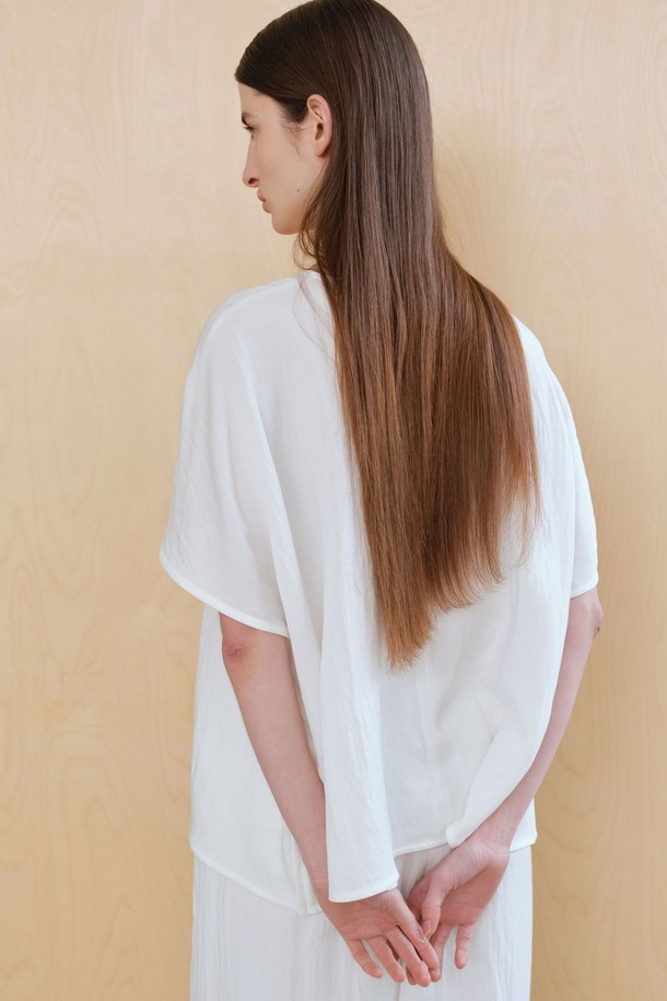 **링클 탑 (2컬러)**

부드러운 촉감의 링클 탑입니다. 라운드넥 디자인에 얇은 두께감으로 봄 시즌에 적합하며, 데일리 및 캐주얼 스타일로 활용하기 좋습니다. 루즈핏으로 편안함을 더하고, 반소매 기장과 드롭숄더 디테일이 특징입니다. 페미닌 무드를 연출하며, 블랙, 화이트 두 가지 컬러로 만나볼 수 있습니다. 뒷지퍼 여밈과 바인딩 마감으로 깔끔함을 더했으며, 매칭 팬츠 세트 연출도 가능합니다. 데이트룩, 카페룩, 모임룩 등 다양한 TPO에 미니멀, 클래식 스타일로 연출해보세요.
