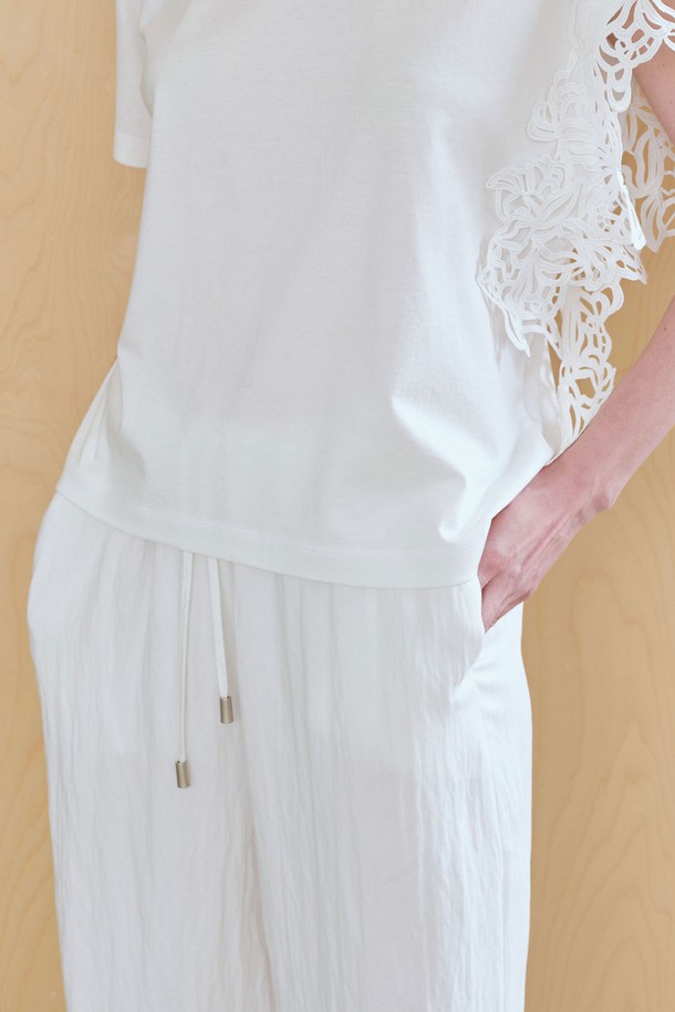 **링클 스트링 팬츠 (2컬러)**

부드러운 촉감의 링클 소재로 제작된 여성 링클 스트링 팬츠입니다. 와이드 핏과 릴랙스 핏으로 편안한 착용감을 선사하며, 허리에는 스트링 끈이 있어 사이즈 조절이 용이합니다. 봄, 여름, 가을 시즌에 활용하기 좋으며, 베이직, 캐주얼 스타일 연출에 적합합니다. 화이트와 블랙 두 가지 컬러로 출시되었으며, 화이트 컬러에는 안감이 있어 비침 걱정을 덜었습니다. 일상, 카페, 여행 등 다양한 TPO에 매치하기 좋은 아이템입니다.
