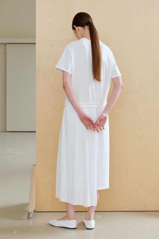 **플리츠 원피스 (2컬러)**

우아하고 미니멀한 스타일의 플리츠 원피스입니다. 여성 의류로, 아이보리, 블랙 두 가지 색상으로 만나볼 수 있습니다. 봄 시즌에 어울리는 얇은 두께감과 부드러운 촉감이 특징이며, 루즈핏으로 편안하게 착용 가능합니다. 라운드넥 디자인에 허리 한쪽에 플리츠 디테일이 더해져 포인트를 더했습니다. 데이트룩, 카페룩 등 다양한 TPO에 활용 가능하며, 신축성이 있어 활동성이 좋습니다. 아이보리 색상은 비침이 있을 수 있으며, 동일 컬러 테이프로 사이즈 조절이 가능합니다.

