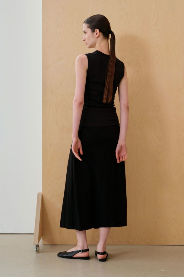 **베이직 V 슬리브리스 (3컬러)**는 부드러운 촉감의 면과 폴리에스테르 혼방 소재로 제작된 여성용 민소매 상의입니다. 얇은 두께감에 레귤러핏으로 편안하게 착용 가능하며, V넥 라인과 암홀 테이프 마감으로 깔끔한 마무리를 더했습니다. 데일리룩 또는 이너웨어로 활용하기 좋으며, 봄, 여름 시즌에 적합합니다. 미니멀, 캐주얼, 클래식 스타일을 연출할 수 있으며, 집콕룩이나 카페룩에도 잘 어울립니다. 화이트, 멜란지 그레이, 블랙 세 가지 컬러로 출시되었으며, 화이트 컬러는 비침이 있을 수 있습니다.
