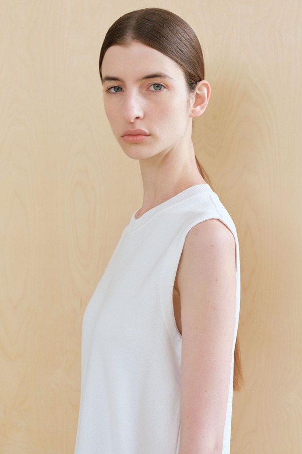 RN 베스트 원피스 (2컬러)는 미니멀하고 베이직한 스타일의 여성용 원피스입니다. 아이보리, 블랙 두 가지 색상으로 출시되었으며, 봄과 여름에 적합한 얇은 두께감의 레이온, 폴리에스테르 혼방 소재입니다. 라운드넥에 민소매 디자인으로, 부드러운 촉감과 스트레이트 핏이 특징입니다. 백 센터 턱과 슬릿 디테일이 있으며, 깔끔한 드레이핑으로 단독 또는 레이어드 스타일링이 가능합니다. 데이트룩, 카페룩에 잘 어울리며, 14게이지 하프 카디건 조직으로 제작되었습니다.
