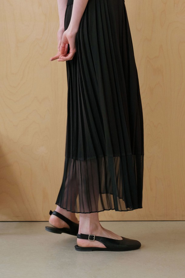 세련된 블랙 컬러의 플리츠 스커트입니다. 레이온, 나일론, 폴리에스테르 혼방 소재로 제작되어 부드러운 촉감을 선사합니다. 얇은 두께감과 언밸런스 플리츠 디자인, 밑단 시스루 디테일이 우아하면서도 시크한 무드를 연출합니다. 레귤러 핏의 맥시스커트로, 데이트룩, 모임룩, 카페룩 등 다양한 TPO에 활용하기 좋습니다. 안감은 없으며, 신축성은 없습니다.
