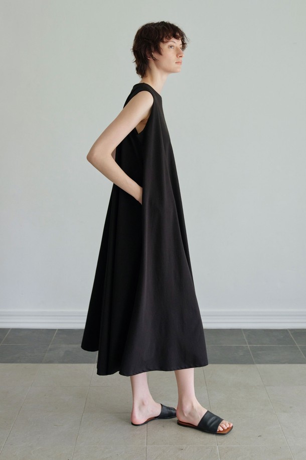 세련된 보트넥 디자인과 플레어 실루엣이 돋보이는 롱 원피스입니다. 멜란지 그레이와 블랙 두 가지 색상으로 출시되어, 취향에 따라 선택 가능합니다. 부드러운 면과 폴리에스테르 혼방 소재로 제작되어 편안한 착용감을 선사합니다. 가슴 아래로 자연스럽게 퍼지는 플레어 라인이 여성스러운 분위기를 연출하며, 롱 기장으로 우아함을 더합니다. 데이트룩, 카페룩, 모임룩 등 다양한 TPO에 미니멀하고 클래식한 스타일로 활용하기 좋습니다.
