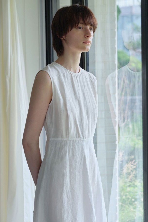 화사한 화이트 컬러의 레이어 원피스입니다. 부드러운 린넨, 레이온, 폴리에스테르 혼방 소재로 제작되어 봄, 여름 시즌에 시원하게 착용할 수 있습니다. 슬림핏 플레어 디자인에 민소매, 라운드넥으로 우아하고 페미닌한 분위기를 연출합니다. 이너 라이닝과 백 지퍼, 바인딩 마감, 스티치 디테일이 더해져 높은 완성도를 자랑하며, 맥시 기장으로 다양한 스타일을 소화할 수 있습니다. 데이트룩, 카페룩, 여행룩, 또는 클래식, 미니멀, 로맨틱 스타일을 즐기는 여성분들께 추천합니다.
