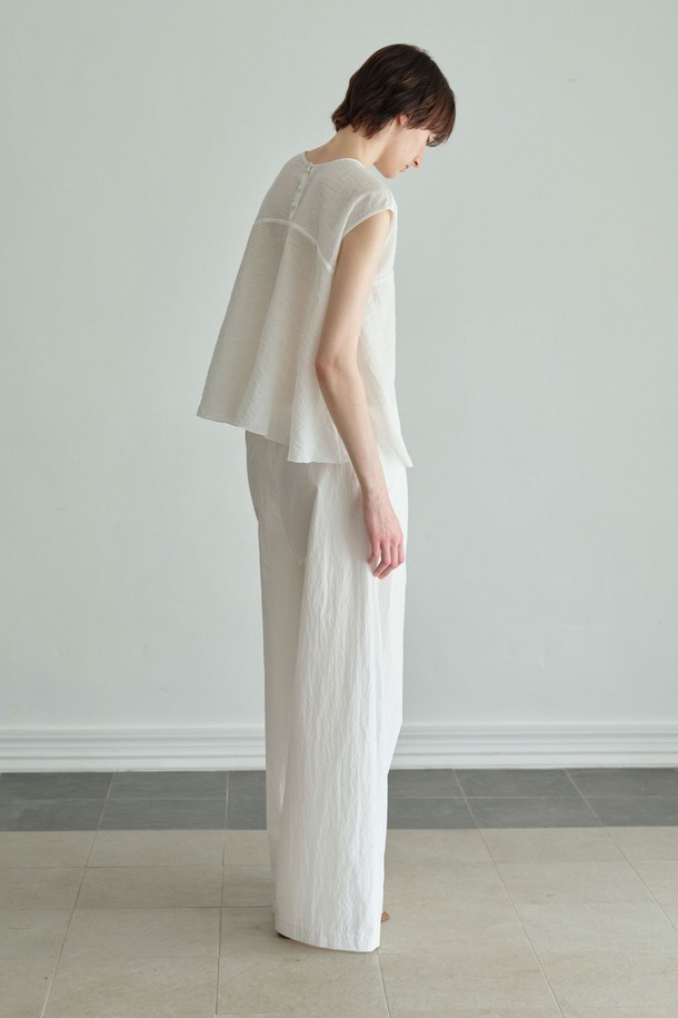 미니멀하고 베이직한 스타일의 '크리스피 밴딩 팬츠'는 편안한 착용감과 세련된 디자인을 동시에 갖춘 여성 밴딩 팬츠입니다. 부드럽고 가벼운 면과 나일론 혼방 소재로 제작되어 사계절 내내 활용 가능하며, 와이드 핏과 루즈핏으로 편안함을 더했습니다. 허리 밴딩과 스트링으로 허리 라인을 잡아주며, 투 플리츠 디테일이 특징입니다. 블랙, 화이트 두 가지 컬러로 출시되어 데일리룩, 동네 마실룩, 카페룩 등 다양한 TPO에 맞춰 스타일링할 수 있으며, 세트 스타일링도 가능합니다.
