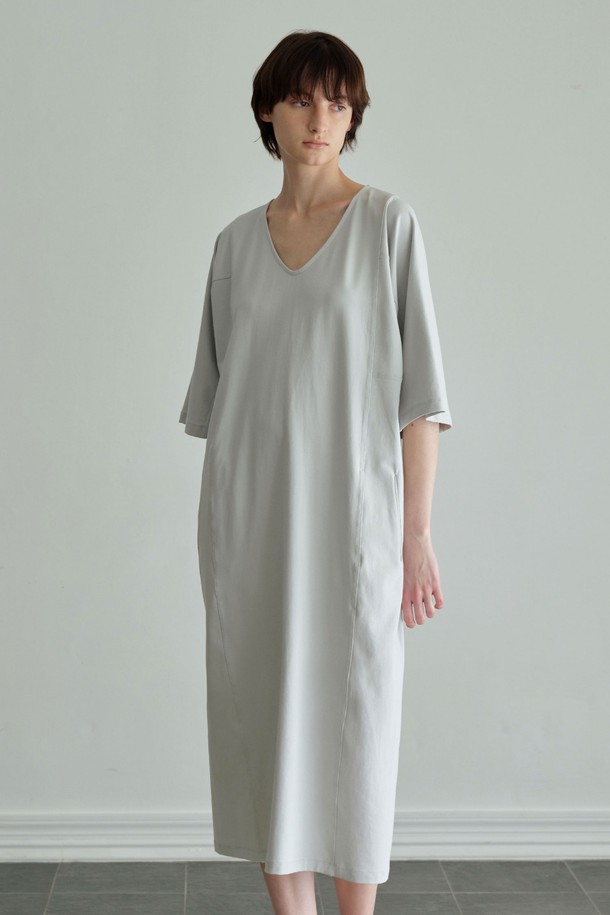 "딥브이" 원피스는 여성 의류로, 부드러운 면과 스판덱스 혼방 소재로 제작되어 편안한 착용감을 선사합니다. 깊은 브이넥 디자인에 라글란 소매와 트리플 스티치 디테일이 더해져 미니멀하면서도 세련된 느낌을 줍니다. 박스핏과 루즈핏 실루엣으로 편안하게 연출 가능하며, 데일리 및 일상, 집콕룩과 산책룩에 적합합니다. 라이트 소라, 멜란지 그레이, 블랙의 3가지 컬러로 출시되었으며, 봄, 여름, 가을 시즌에 활용하기 좋습니다. 베이직, 미니멀, 캐주얼, 클래식 스타일을 즐기는 분들께 추천합니다.
