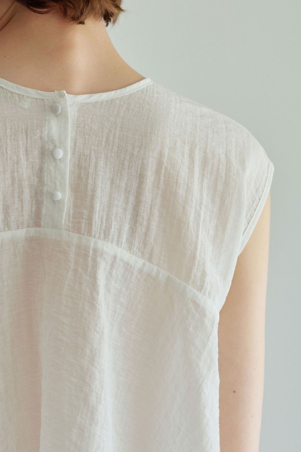 포엘 블라우스는 아이보리, 블랙 두 가지 색상으로 만나볼 수 있는 여성 블라우스입니다. 봄, 여름 시즌에 어울리는 얇은 두께감의 레이온, 나일론, 린넨 혼방 소재로 제작되어 부드러운 촉감을 선사합니다. 라운드넥에 반소매 기장, 플레어 핏으로 페미닌한 무드를 연출하며, 시스루 실루엣과 가슴 아래 플레어 디자인, 뒷면 중앙 커버드 버튼, 밑단 자수 디테일로 포인트를 더했습니다. 데이트룩, 카페룩, 모임룩 등 다양한 TPO에 클래식, 미니멀, 로맨틱 스타일로 활용하기 좋습니다.
