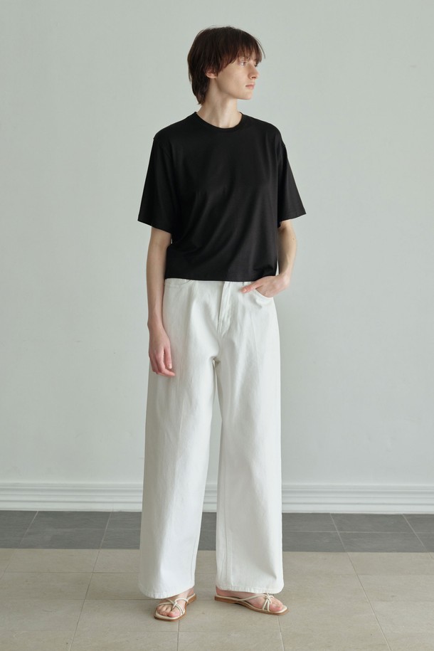 **텐셀 크롭티 (3컬러)**

부드러운 텐셀 소재와 스판덱스의 조화로 편안한 착용감을 선사하는 여성용 크롭 티셔츠입니다. 아이보리, 애쉬베이지, 블랙 3가지 컬러로 출시되어, 다양한 스타일 연출이 가능합니다. 세미 박시 핏과 라운드넥 디자인으로 모던하고 베이직한 무드를 더하며, 자연스러운 드레이프성이 특징입니다. 반소매 기장으로 봄, 여름 시즌에 활용하기 좋으며, 백센터 히든지퍼 디테일로 포인트를 주었습니다. 데이트룩, 카페룩 등 다양한 TPO에 미니멀, 클래식, 캐주얼 스타일로 연출해보세요.
