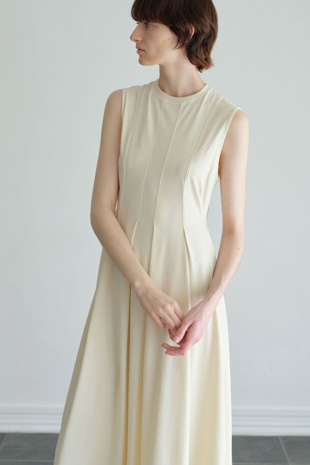 우아함과 여성스러움을 동시에 선사하는 다트 플레어 원피스입니다. 부드러운 면과 폴리에스테르 혼방 소재로 제작되어 편안한 착용감을 자랑하며, 봄, 여름 시즌에 잘 어울립니다. 라운드넥에 민소매 디자인으로, 입체적인 실루엣을 살려주는 다트 및 플리츠 디테일이 특징입니다. A라인 플레어 치마핏은 우아하고 엘레강스한 무드를 연출하며, 블랙과 Light Yellow 두 가지 컬러로 제공됩니다. 데이트룩, 카페룩, 모임룩 등 다양한 TPO에 심플하게 스타일링하기 좋습니다.
