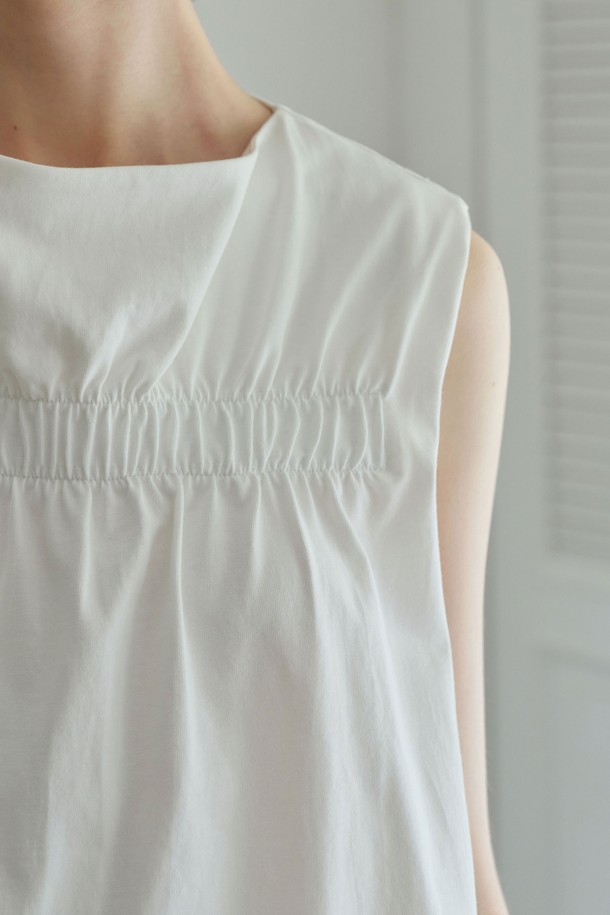 요크 밴딩 슬리브리스 (2컬러)는 우아하고 페미닌한 스타일을 연출하는 여성용 슬리브리스입니다. 아이보리와 딥블루 두 가지 색상으로 제공되며, 일상에서 데이트룩, 카페룩, 휴가룩 등 다양한 TPO에 맞춰 활용할 수 있습니다. 보트넥 디자인에 레귤러 핏으로, 클래식, 미니멀, 로맨틱 스타일을 즐기는 분들께 추천합니다. 면과 폴리에스테르 혼방의 두꺼운 다이마루 원단을 사용하여 시원한 촉감을 선사하며, 이중 레이어드 넥라인과 암홀 바인딩 마감, 넥라인 패딩 처리로 고급스러움을 더했습니다. 무지 디자인으로 어떤 하의와도 쉽게 매치하여 세련된 룩을 완성할 수 있습니다.
