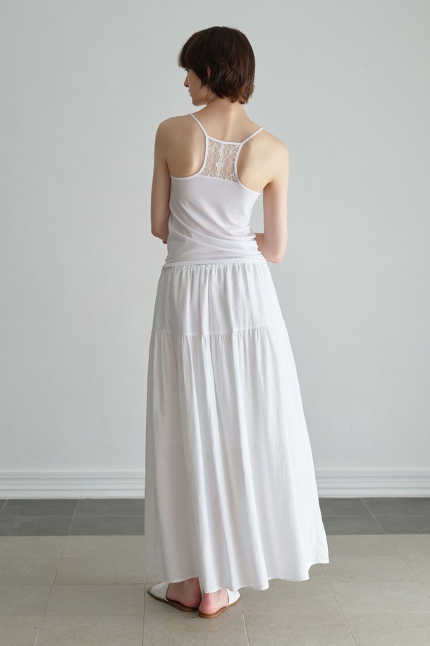 레이스 슬리브리스 (3컬러)는 여성용 슬리브리스로, 여름에 시원하게 착용하기 좋은 아이템입니다. 화이트, 멜란지그레이, 블랙 세 가지 컬러로 출시되어 다양한 스타일 연출이 가능합니다. 데일리룩 또는 레이어드하여 스타일리시하게 연출할 수 있으며, 캐미솔 스타일의 스퀘어넥 디자인에 레이스 디테일과 스트랩 타입으로 여성스러움을 더했습니다. 얇고 부드러운 면, 스판덱스, 나일론 혼방 소재로 제작되어 편안한 착용감을 선사하며, 데이트룩, 휴가룩, 여름 바캉스룩 등 다양한 TPO에 매치하기 좋습니다. 미니멀, 로맨틱, 클래식 스타일을 즐겨 입는 분들께 추천합니다.
